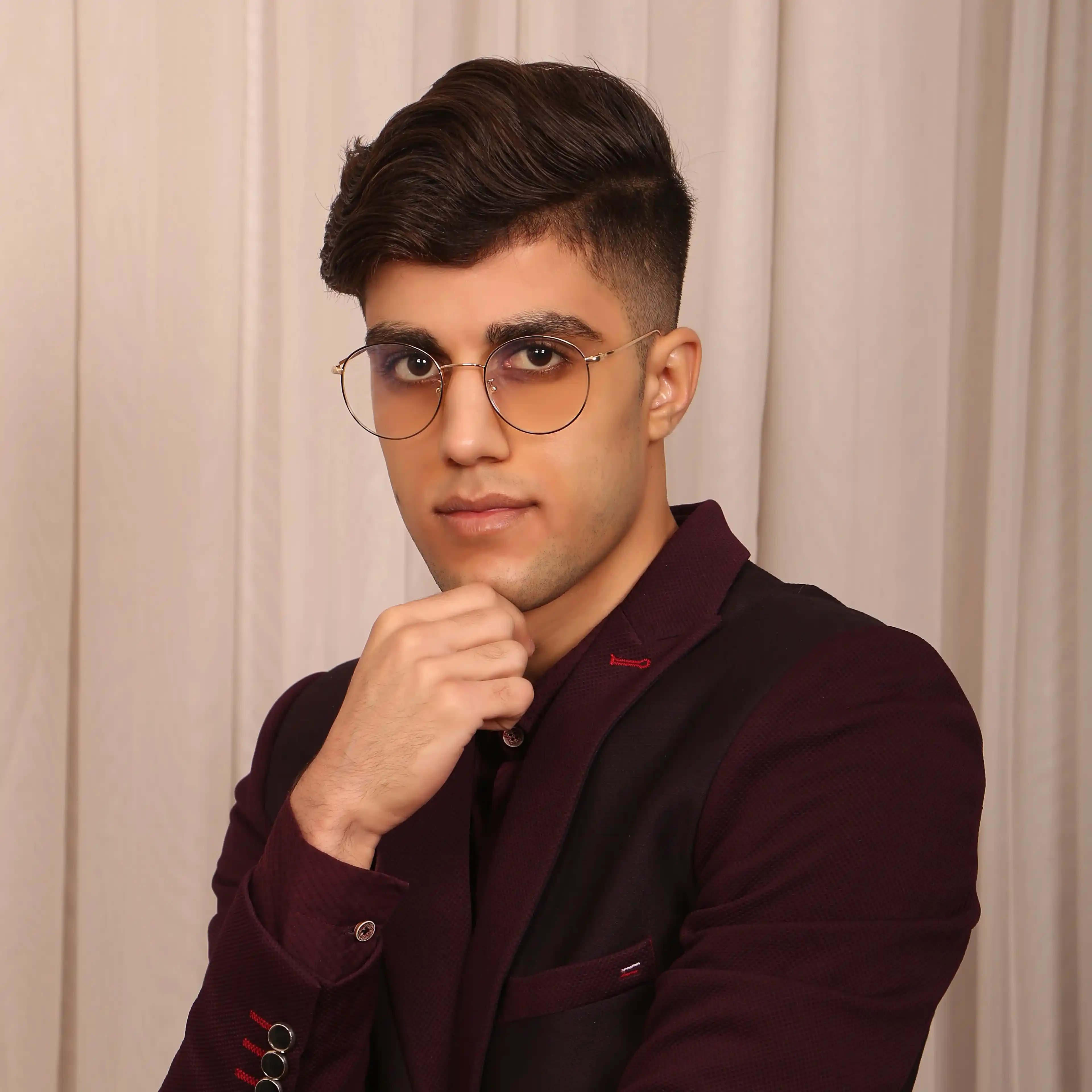 مسلم امیری هستم، مدیر تیم وب نکس، برنامه‌نویس و طراح سایت